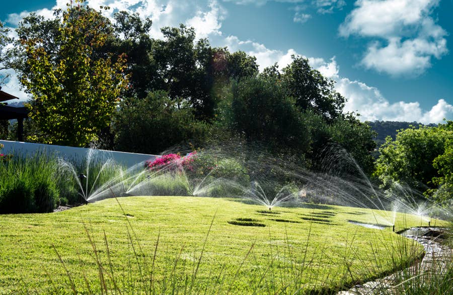 Garten Bewässerung Beregnung Bremen Hamburg Rotenburg Sportplatz Reitplatz Hunter Grundwasser Hydrawise